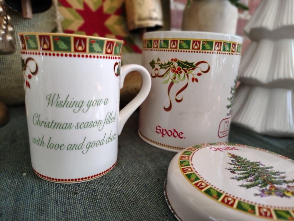 Spode “Christmas Tree” Sentiment Mug in Holiday Gift Tin (Since 1938 Design)